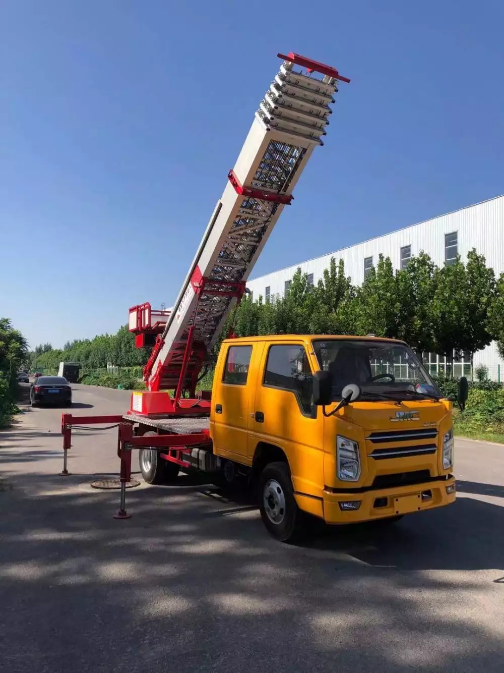 衡水附近的云梯车出租服务：轻松解决高空作业需求