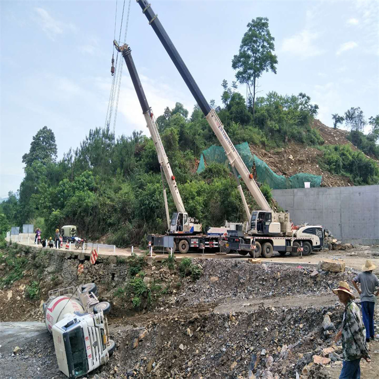 衡水汽车掉沟里叫吊车救援要多少钱
